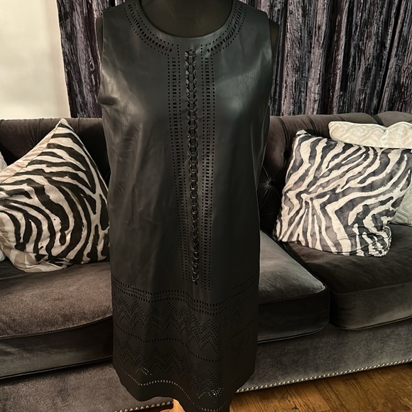 CARMEN MARC VALVO BLACK FAUX LEATHER LASER CUT SHIFT/ SLIP DRESS - Picture 3 of 7